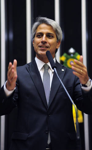 Deputado Alessandro Molon (PT-RJ) diz que Cunha usa cargo para se defender das acusações de propina na Lava Jato